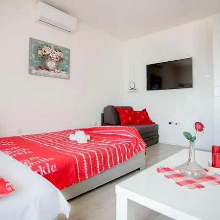 Apartment Big Group , Next To The Beach Jesenice (Split-Dalmatia)