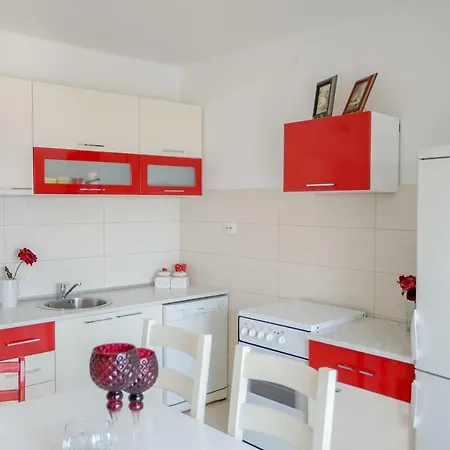 Apartment Big Group , Next To The Beach Jesenice (Split-Dalmatia)