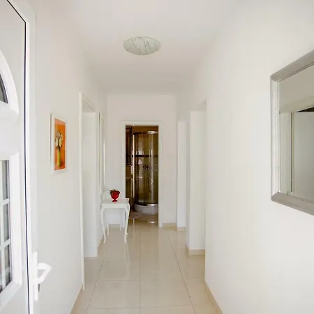 Apartment Big Group , Next To The Beach Jesenice (Split-Dalmatia)