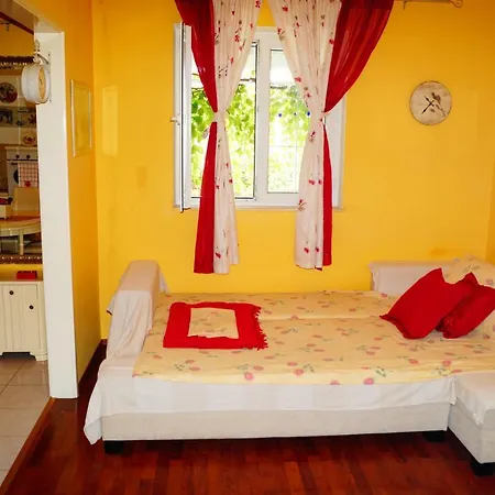 Big Group , Next To The Beach * Jesenice (Split-Dalmatia)