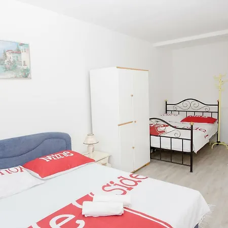 Big Group , Next To The Beach Apartment Jesenice (Split-Dalmatia)